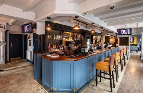 The Ultimate Hangout 4BR Modern House with Garden - Photo 31