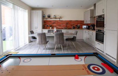 Impressive 4 Bed House Sleeps 8 - Private Parking Fast Wi-Fi Netflix & Foosball, Business Insurance and Leisure Travellers Welcome - Foto 20