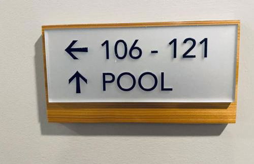 DT Charm Apt with Pool,Gym,Wine,WKSpace, Free Parking - Photo 10