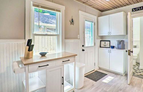 Chic Cottage with Private Yard Steps to Beach! - Foto 7