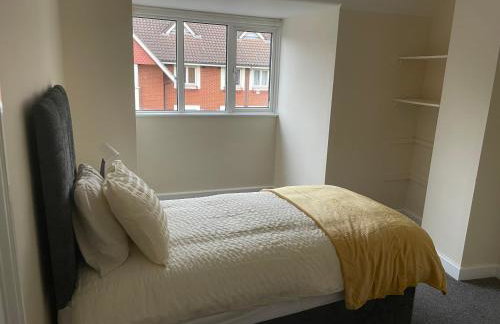 Large 4 Bedroom Sleeps 8, Spacious Apartment for Contractors and Holidays near Bedford Centre - 1 FREE PARKING SPACE & FREE WIFI - Foto 9