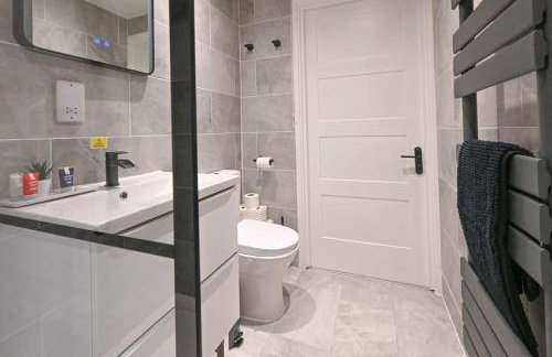 Luxury 2 Bed Maisonette with Parking Near Tube - Foto 27