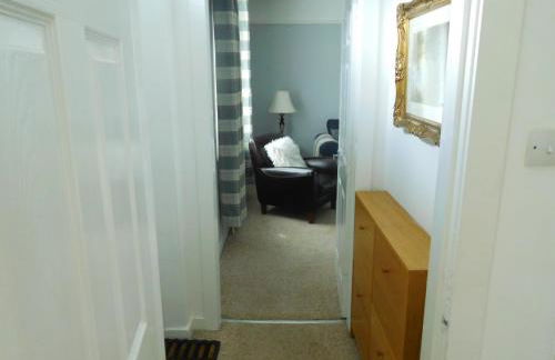 WELCOMEHOUSE close to east beach, shops, restaurants and RAF base - Foto 5