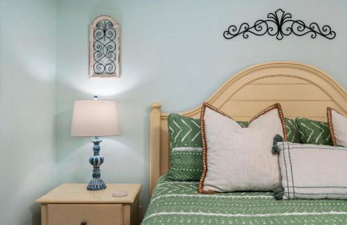 Beautiful Pet Friendly Home! Tropical Pool, Optional Golf Cart & Pool Heat, Minutes to Beach - Foto 20