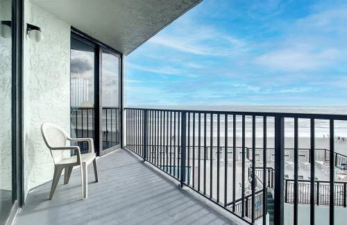 Ocean View with a beachfront pool at Ocean Trillium Condo ~ 304 - Foto 7