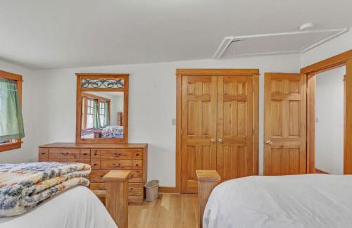 Charming Country 4BR Retreat with Riverfront Views cabin - Foto 16