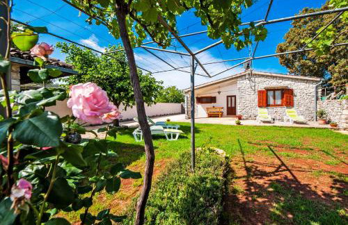 Charming House Nino with a fenced yard - Foto 48