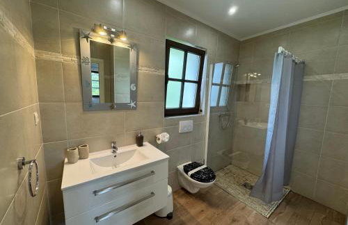 Villa Cecilia - 4 bedrooms, 4 bathrooms, inside heated pool, gym - Photo 23