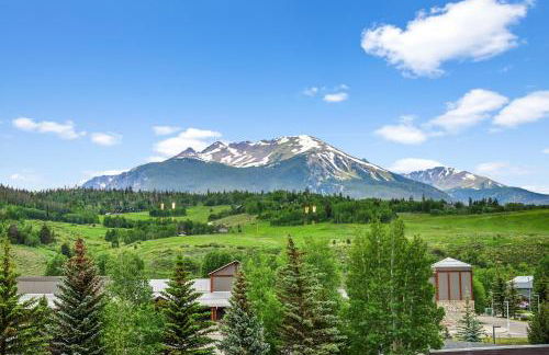 4-Season Modern Mountain Penthouse with Private Hot Tub & Scenic Views - Foto 63