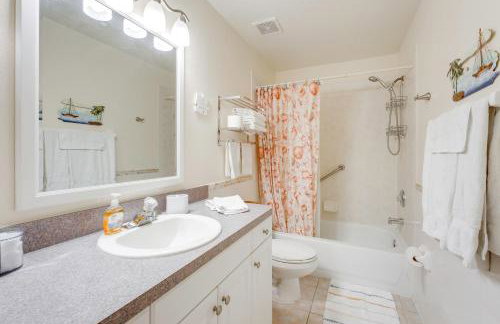 Large Balcony and Water Views Indian Shores Condo! - Foto 16