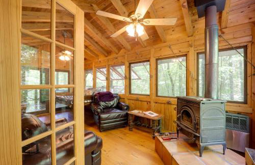 All-Season Sunroom and Hot Tub Marion Cabin Retreat - Foto 9