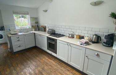 Fermaine, 50m from sea, garden, dogs, town centre - Photo 7