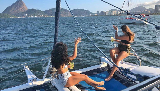 Navegando por Río en un velero