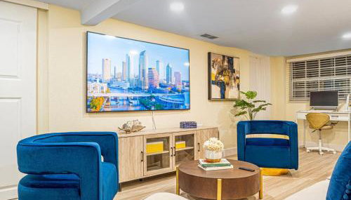 Tropical escape with fire pit near airport & stadium - Foto 5