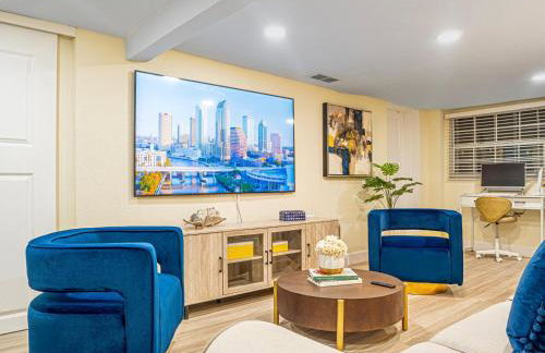 Tropical escape with fire pit near airport & stadium - Foto 5