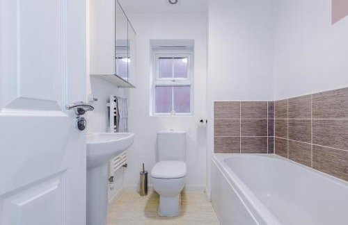 NEW! Presented by LTJ Prime Key Properties, Driveway Parking, Free WiFi - Foto 9