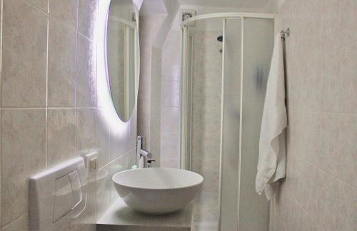 The Painter's Nest with Private Lake Garden - Photo 15