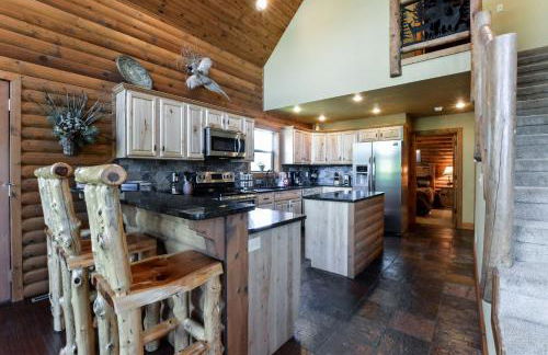 Luxury Lakefront Chalet Resort 2 Pools FREE Amenities Dock MiniGolf Waterslide - Foto 48