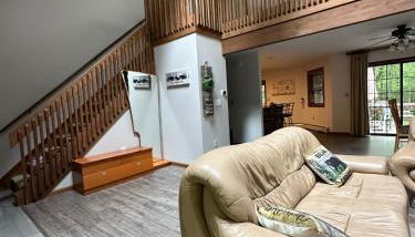 Pocono Hideout Family Home with Hot Tub Deck Sunroom Pool Big Bass Lake Larsen Lake Gouldsboro Clifton Township - Foto 3