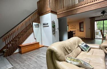 Pocono Hideout Family Home with Hot Tub Deck Sunroom Pool Big Bass Lake Larsen Lake Gouldsboro Clifton Township - Foto 3