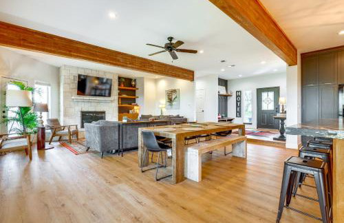 Modern Fischer House with Deck, Fire Pit and Hot Tub! - Foto 7