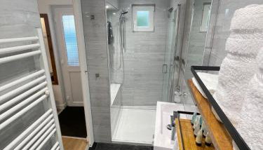 Self-contained studio with folding down Bed - Foto 4