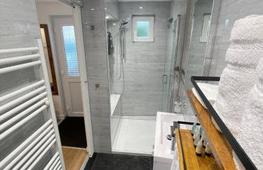 Self-contained studio with folding down Bed - Foto 4