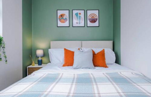 Cheerful 3 bedroom home with parking near Chester - Photo 25