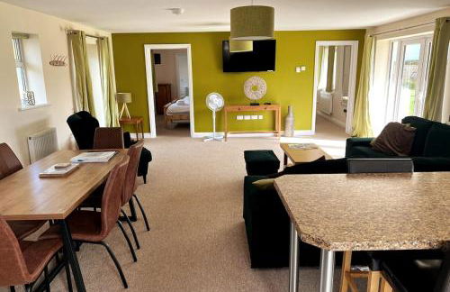 Gamekeepers Cottage - Hot Tub, 2 bed, sleeps 4, private patio, AC, stunning views - Photo 45