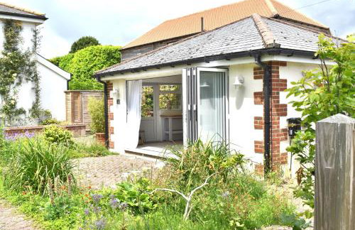 Open Plan Dog Friendly Annexe Sleeping 2 I Near Local Beaches & Chichester with FREE Parking - Foto 1