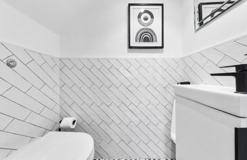 AC & Private Drive Stylish 4BR 5 Beds 8 Guests Wifi And Parking - Photo 46