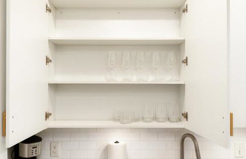 Elegant 2BR with Resort Pool and Lounge Areas 2 - Photo 23