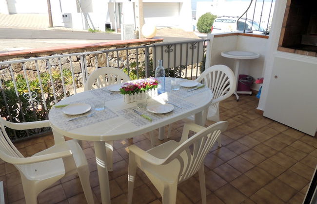 Apartment by Roses Beach With Pool - Photo 17