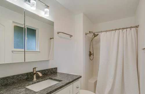 Modern Puyallup Townhome with Backyard and Fireplace - Foto 13