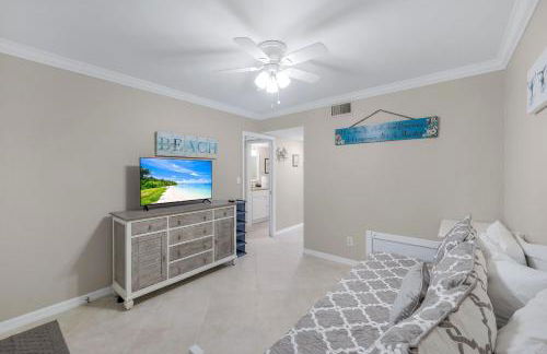 Waterfront Island Oasis! Heated Pool with Stunning View & 2 Full Bath - Foto 14