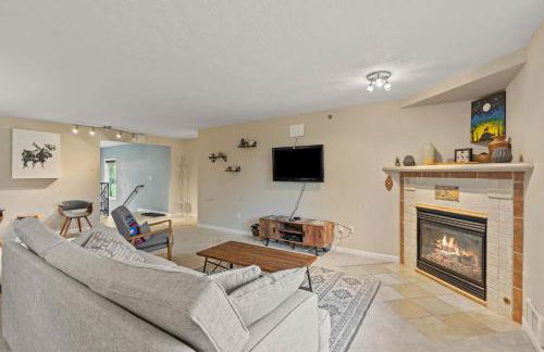 Modern Amenities Gas Fireplace Central Location - Foto 3