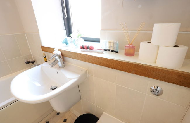 O2 Mailbox Central Premier Apartment - Photo 20