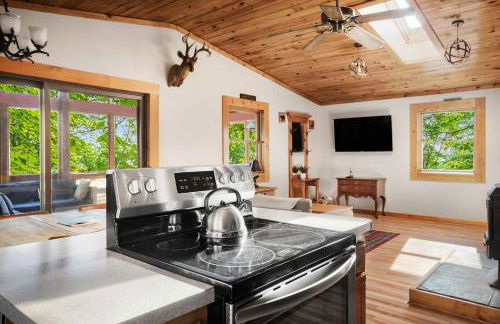 Cabin w hot tub & kayaks by river - Foto 15