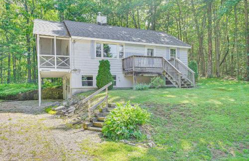 Becket Home with 3-Season Porch Walk to Lake Access - Foto 27