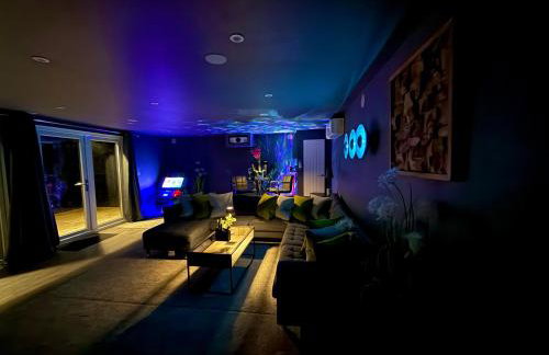 Sunridge Fishing Lodge with Hot Tub & Giant Cinema - Foto 57