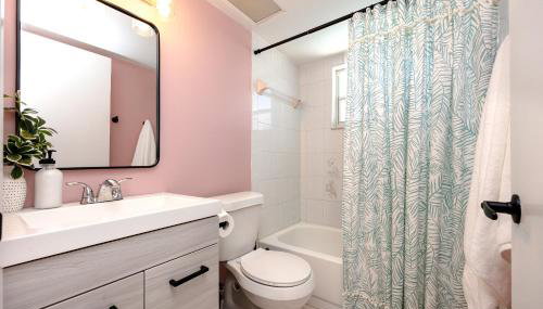 Sunny Escape: Vibrant Pool Home - Foto 4