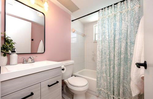 Sunny Escape: Vibrant Pool Home - Photo 4