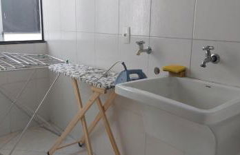 Dois quartos Cozinha completa Wi Fi Self check in com senha Central e perto de tudo a 4,4Km da Rodoviária e 15,4 km do Aeroporto Apartamentos 102 e 302 - Foto 15