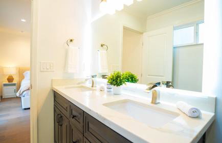 Grand Lux 4BR Prime Location & Serene Yard - Foto 46