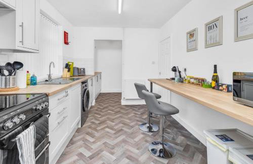 Elegant 3 Bedroom Detached House By Your Lettings Short Lets & Serviced Accommodation Peterborough With Free WiFi & Parking - Foto 8