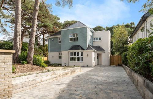 Luxury Four Bedroom Home Near Sandbanks - Photo 3