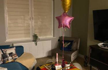 Lovely 3 bed with jacuzzi, close to airport, driveway, wifi - Foto 40