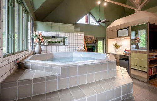 Downtown Bryan Treehouse Hot Tub and Peaceful Escape - Photo 33