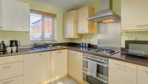 LARGE 4 Bedroom Semi-Detached House Sleeps 7 By Klarok Short Lets & Serviced Accommodation - Foto 4, stove, toaster