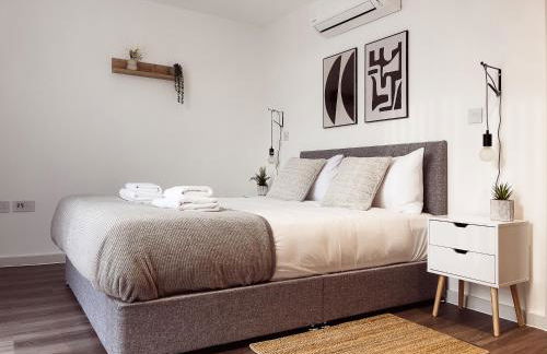 Modern 1-Bedroom Apartment near Kew Gardens with Free Parking & Workspace - Foto 8